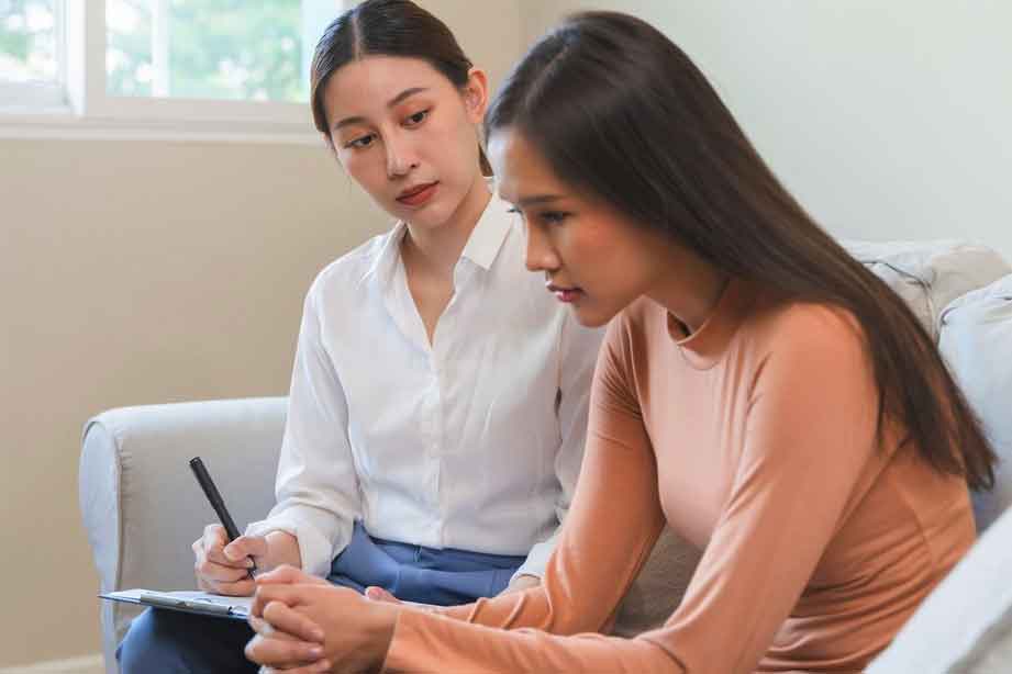 Dual Diagnosis Treatment Beverly Hills 10 A female therapist talking to her female patient