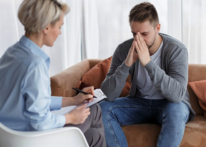 Opioid Detox Beverly Hills - Safe Haven Recovery 4 Problematic man talking to her therapist
