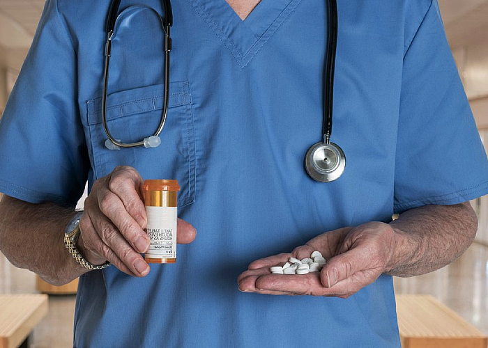 Opioid Detox Beverly Hills - Safe Haven Recovery 7 therapist holding prescription pills