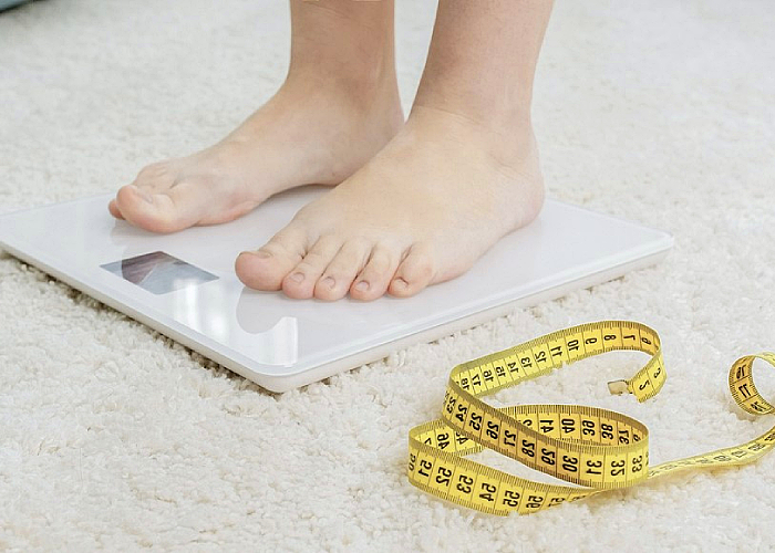 Does Cocaine Make You Lose Weight? 1 Checking her weight in a weighing scale