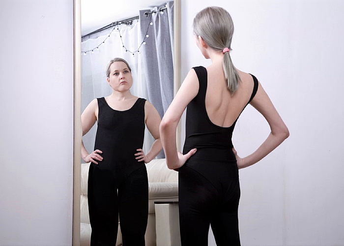 Does Cocaine Make You Lose Weight? 2 Woman looking at a mirror