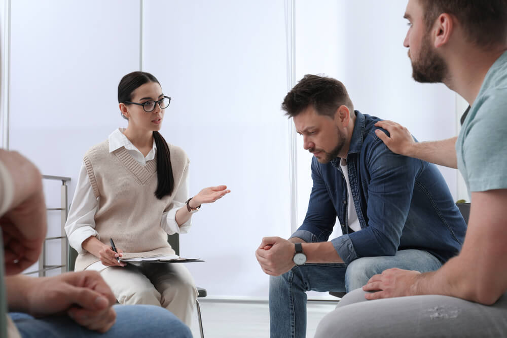 Beverly Hills Detox 1 Therapist talking to her patients in a group session